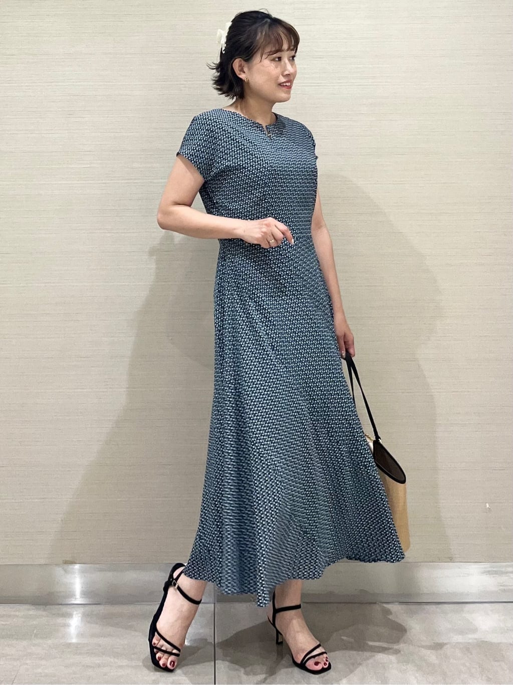 なつよさんの「UNTITLED｜【手洗い／58cm正方形】ベルトプリントスカーフ」を使ったコーディネート