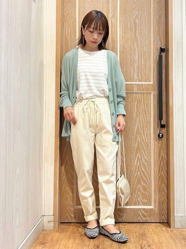 meiさんの「SHOO･LA･RUE｜【SS-3L/無理せずスリム】 ぐんぐん伸びる イージーテーパードパンツ」を使ったコーディネート