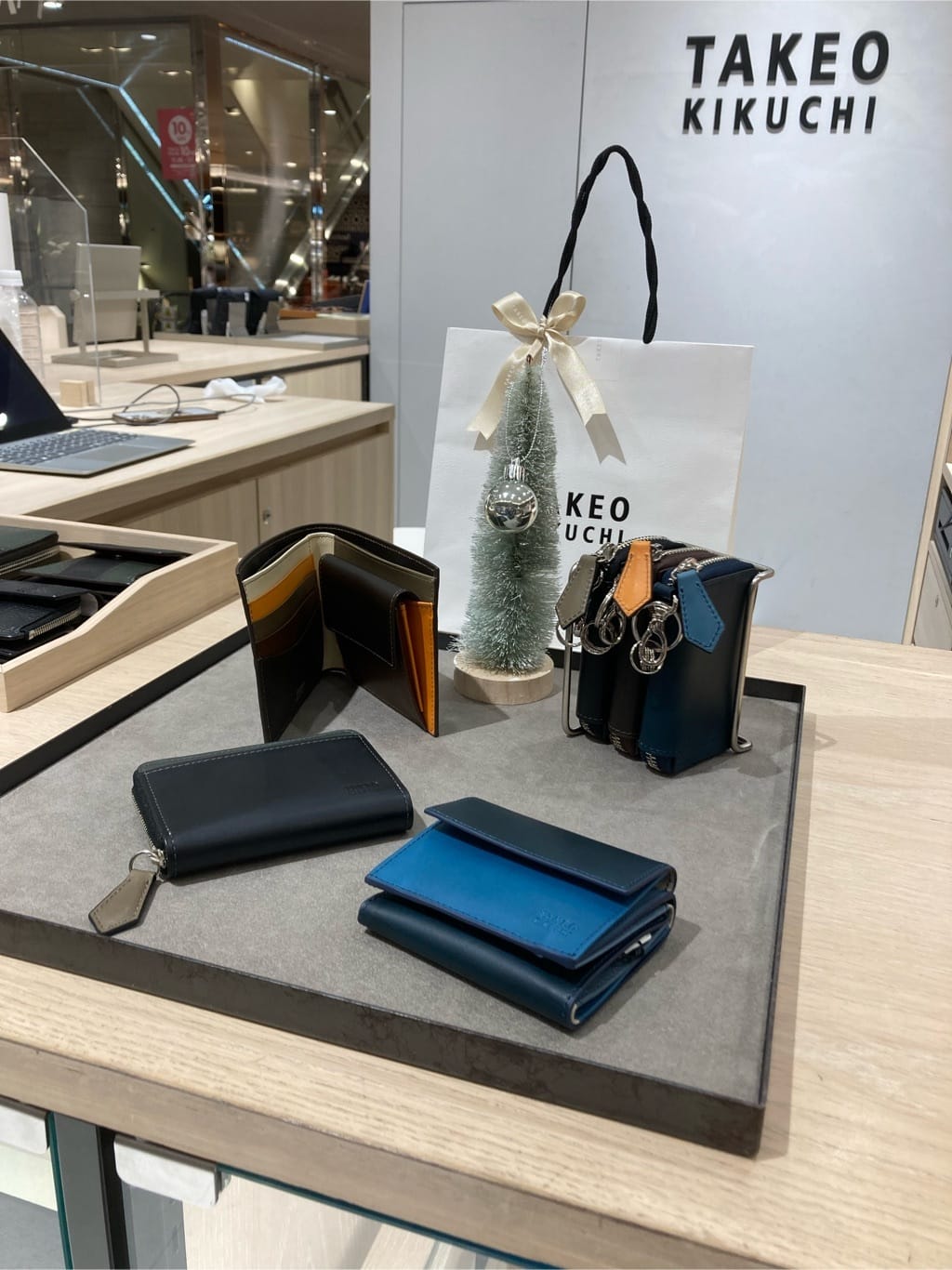 KDDさんの「TAKEO KIKUCHI｜アンティーク調レザー 2つ折り財布」を使ったコーディネート