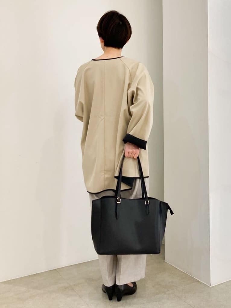 KUROさんの「grove｜【ふわっと心地よい足入れ】やわここち(R)Vカットパンプス」を使ったコーディネート