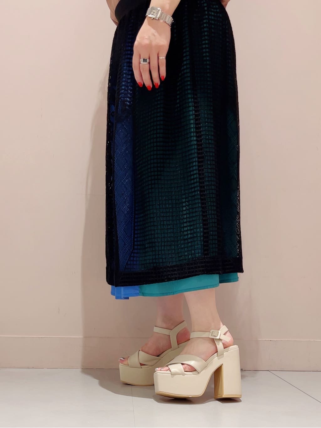 りえさんの「ESPERANZA｜◆【ラク盛り／サンダル】リピーター続出／脚長美脚　ラク盛り厚底サンダル　24年Ver」を使ったコーディネート