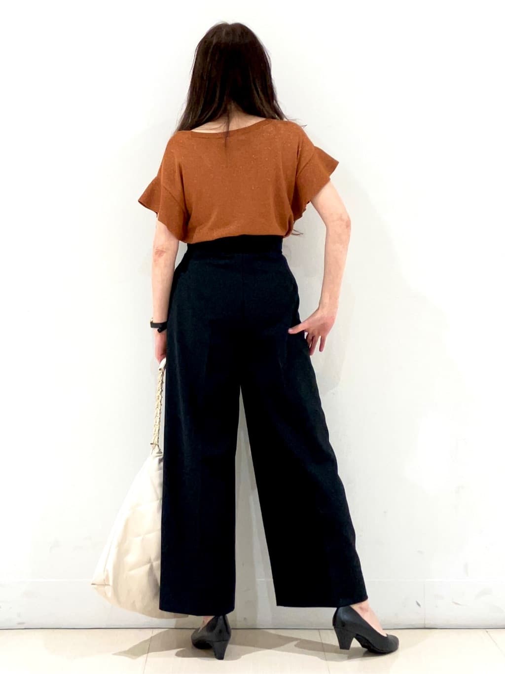 やくちゃんさんの「grove｜【ふわっと心地よい足入れ】やわここち(R)Vカットパンプス」を使ったコーディネート
