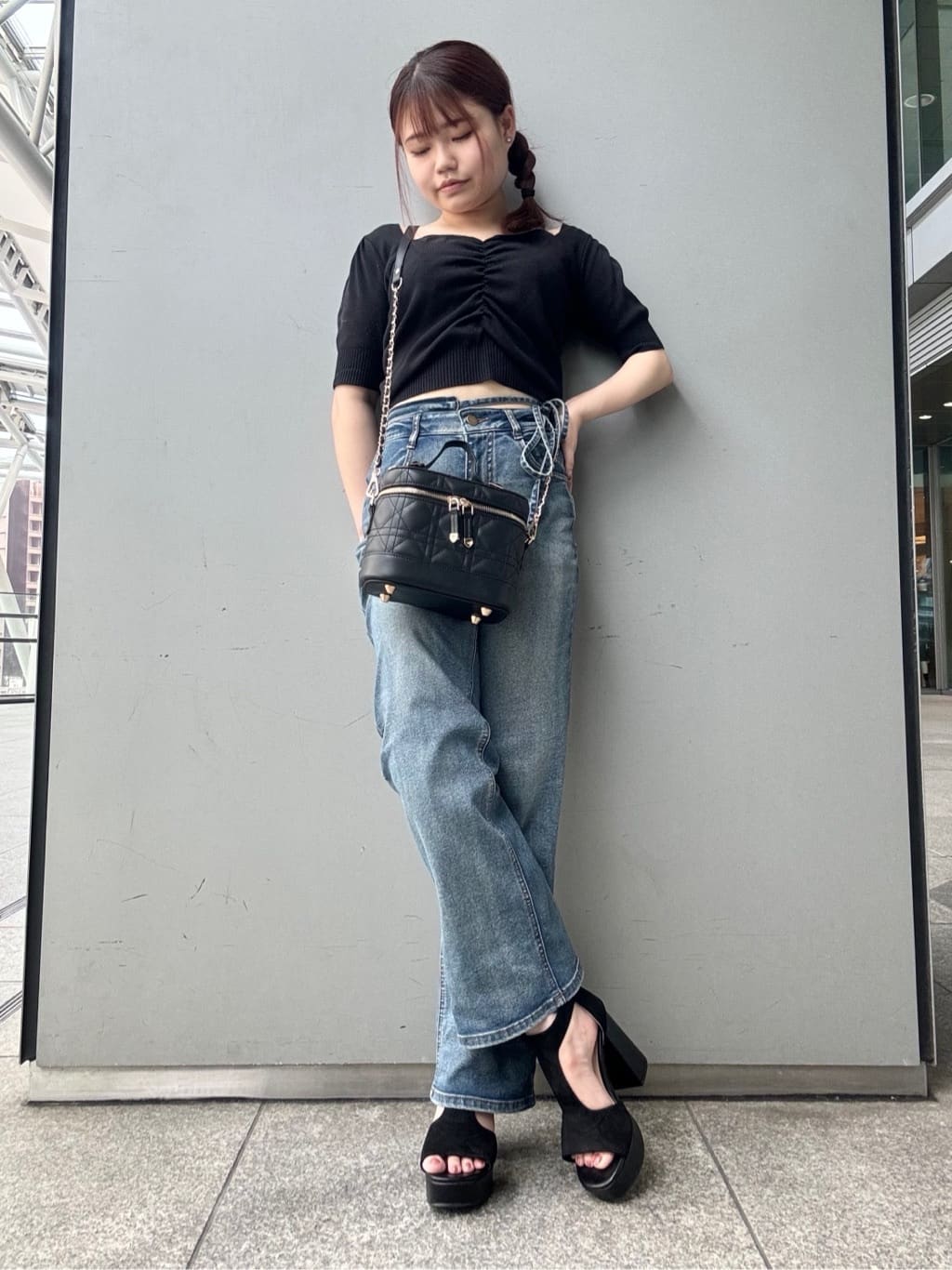 まっきーさんの「ESPERANZA｜Tストラップスクエアサンダル 24SS」を使ったコーディネート