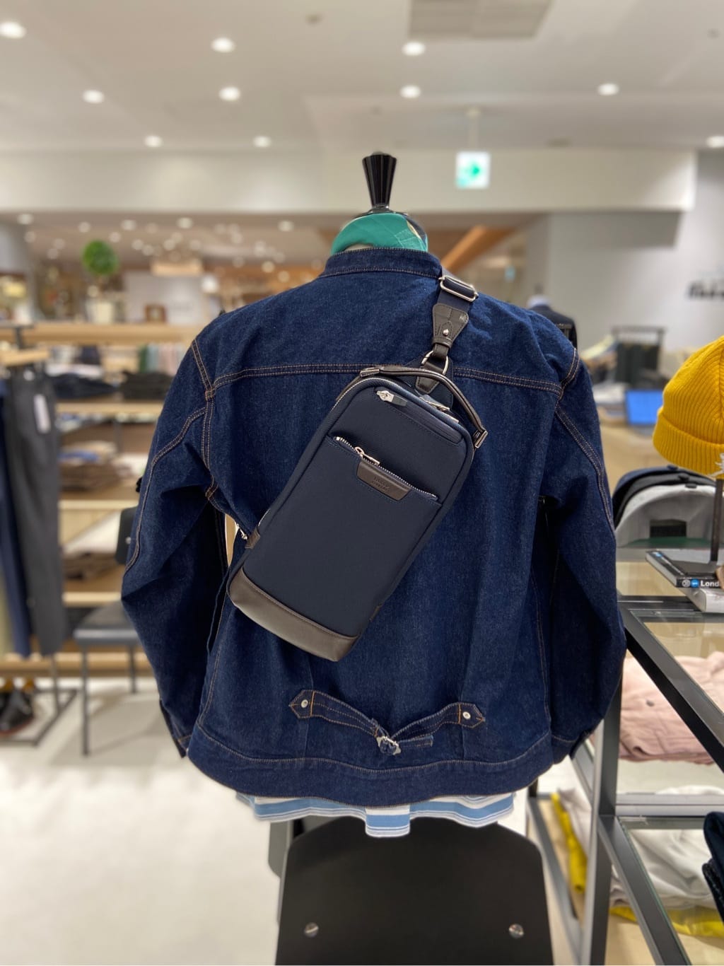 わいずみさんの「TAKEO KIKUCHI｜薄マチ スマート 大人　ワンショルダーバッグ」を使ったコーディネート