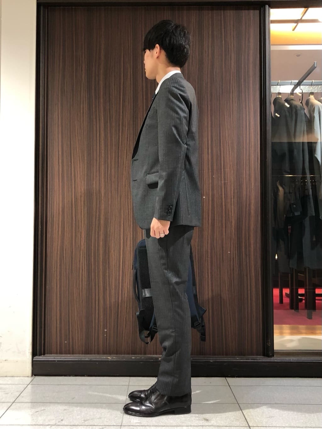 うっちーさんの「TAKEO KIKUCHI｜【ナローモデル】シャイニー ヘリンボン ストライプ スーツ/3ピース対応可」を使ったコーディネート