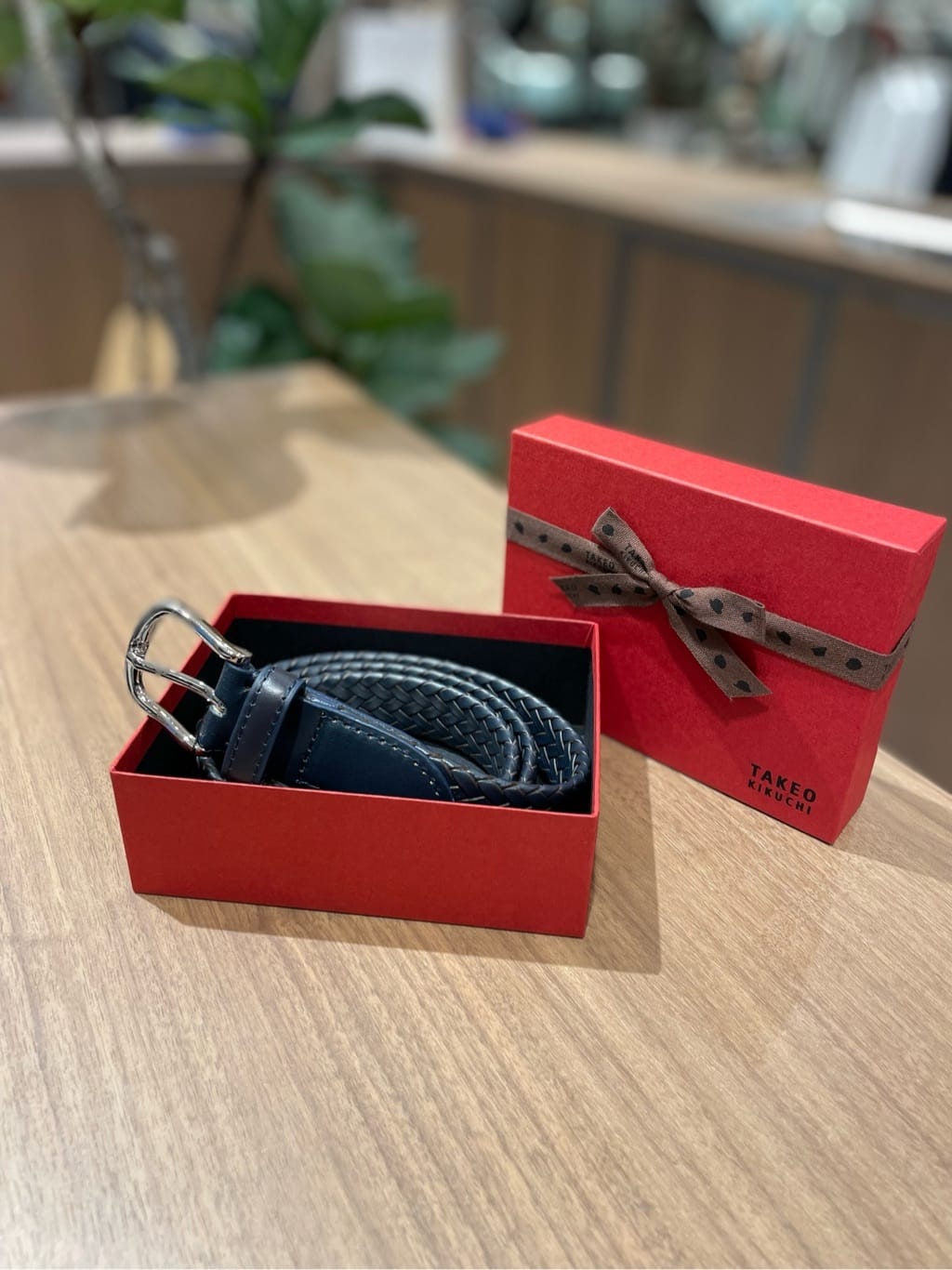 コウノ モトヤさんの「TAKEO KIKUCHI｜【GIFT】レザーメッシュベルト」を使ったコーディネート