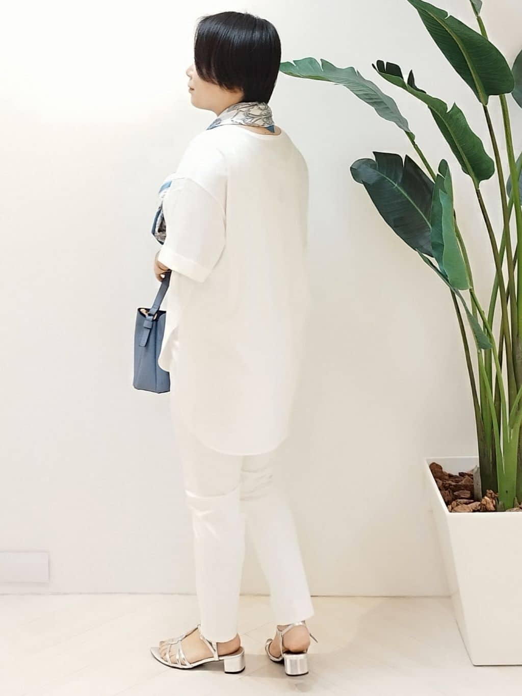 s u g iさんの「UNTITLED｜【手洗い／88cm正方形】エンブレムプリントスカーフ」を使ったコーディネート