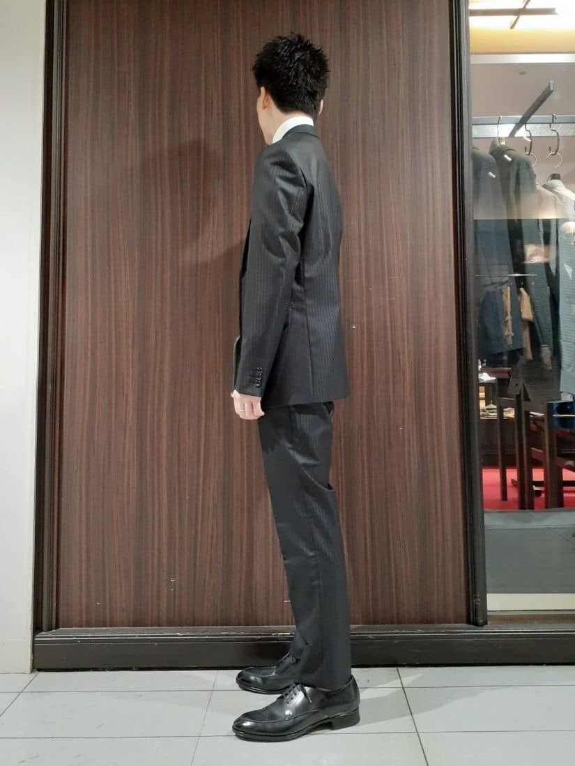 Maedaさんの「TAKEO KIKUCHI｜【ナローモデル】シャイニー ヘリンボン ストライプ スーツ/3ピース対応可」を使ったコーディネート