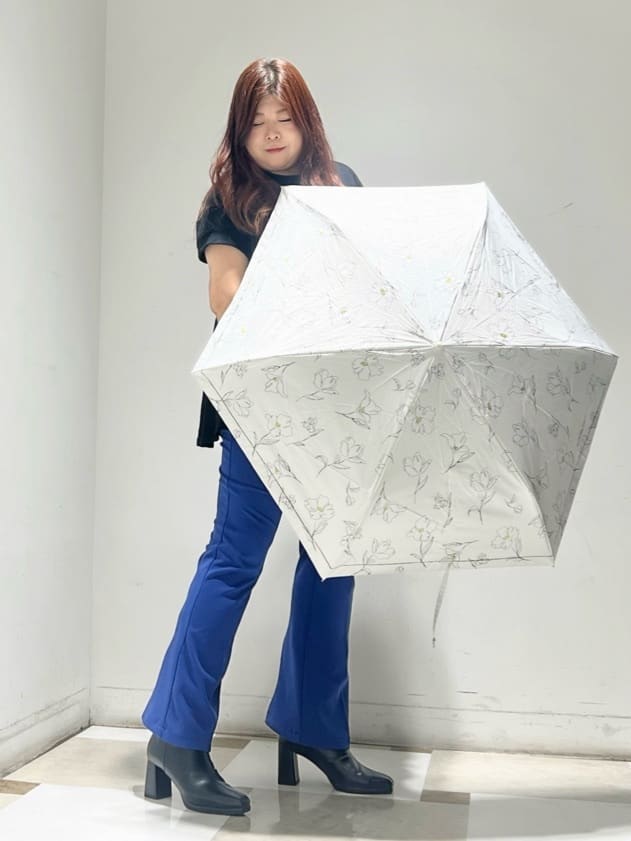 yumiさんの「ESPERANZA｜【晴雨兼用】ブロックヒールショートブーツ」を使ったコーディネート