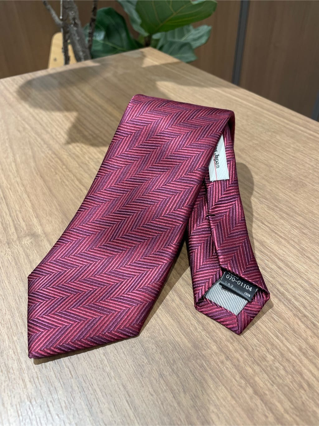 コウノ モトヤさんの「TAKEO KIKUCHI｜【Made in JAPAN】矢絣（やがすり）シルクネクタイ」を使ったコーディネート