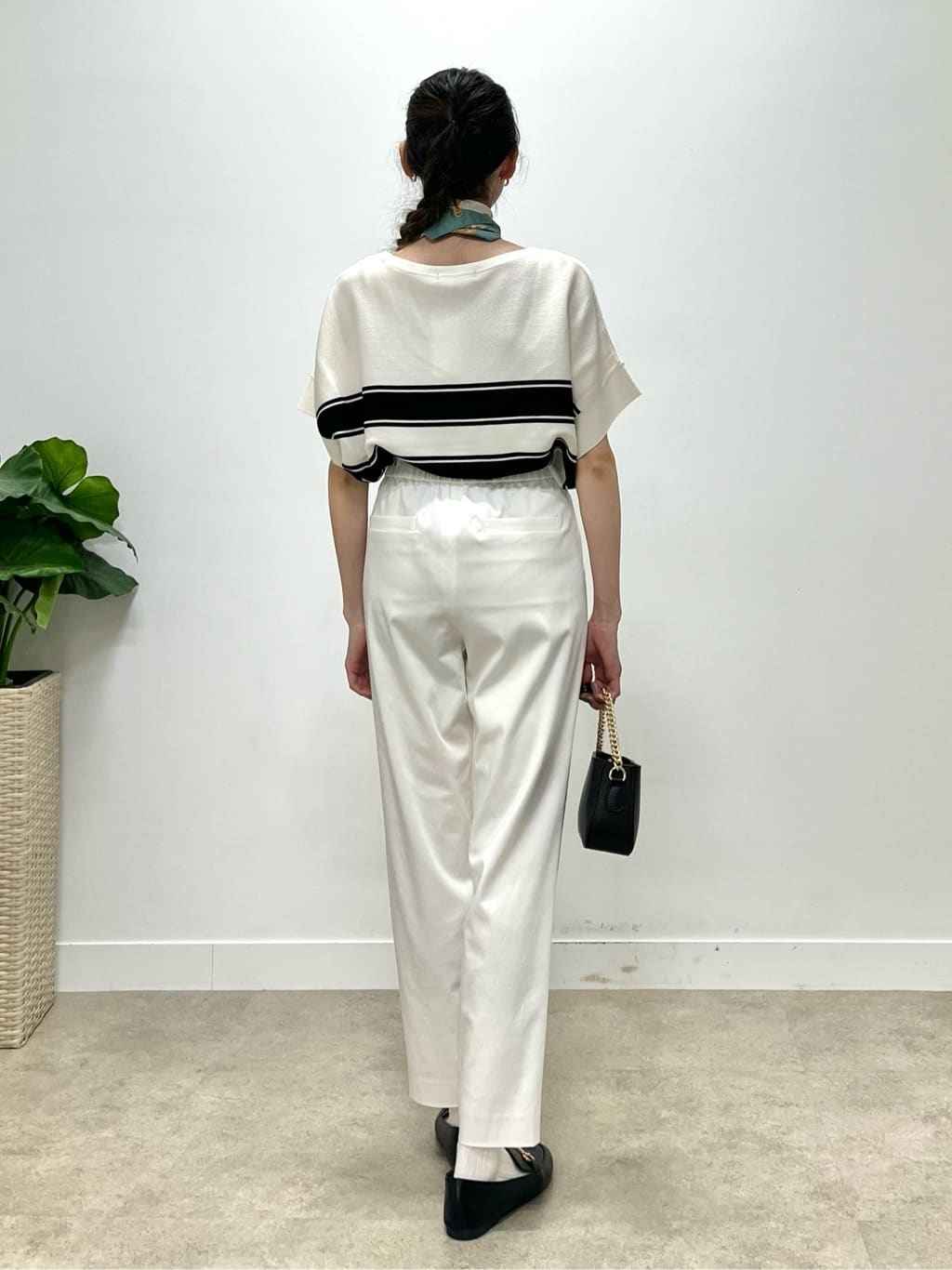 kaaiさんの「UNTITLED｜【手洗い／58cm正方形】ベルトプリントスカーフ」を使ったコーディネート