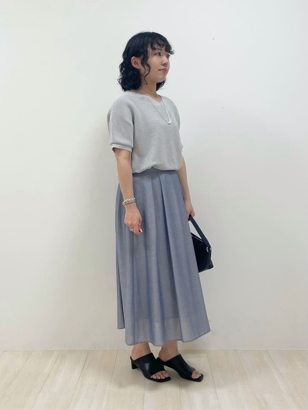 kanaさんの「INDIVI｜【セレモニーにおすすめ！】パール調トップネックレス」を使ったコーディネート