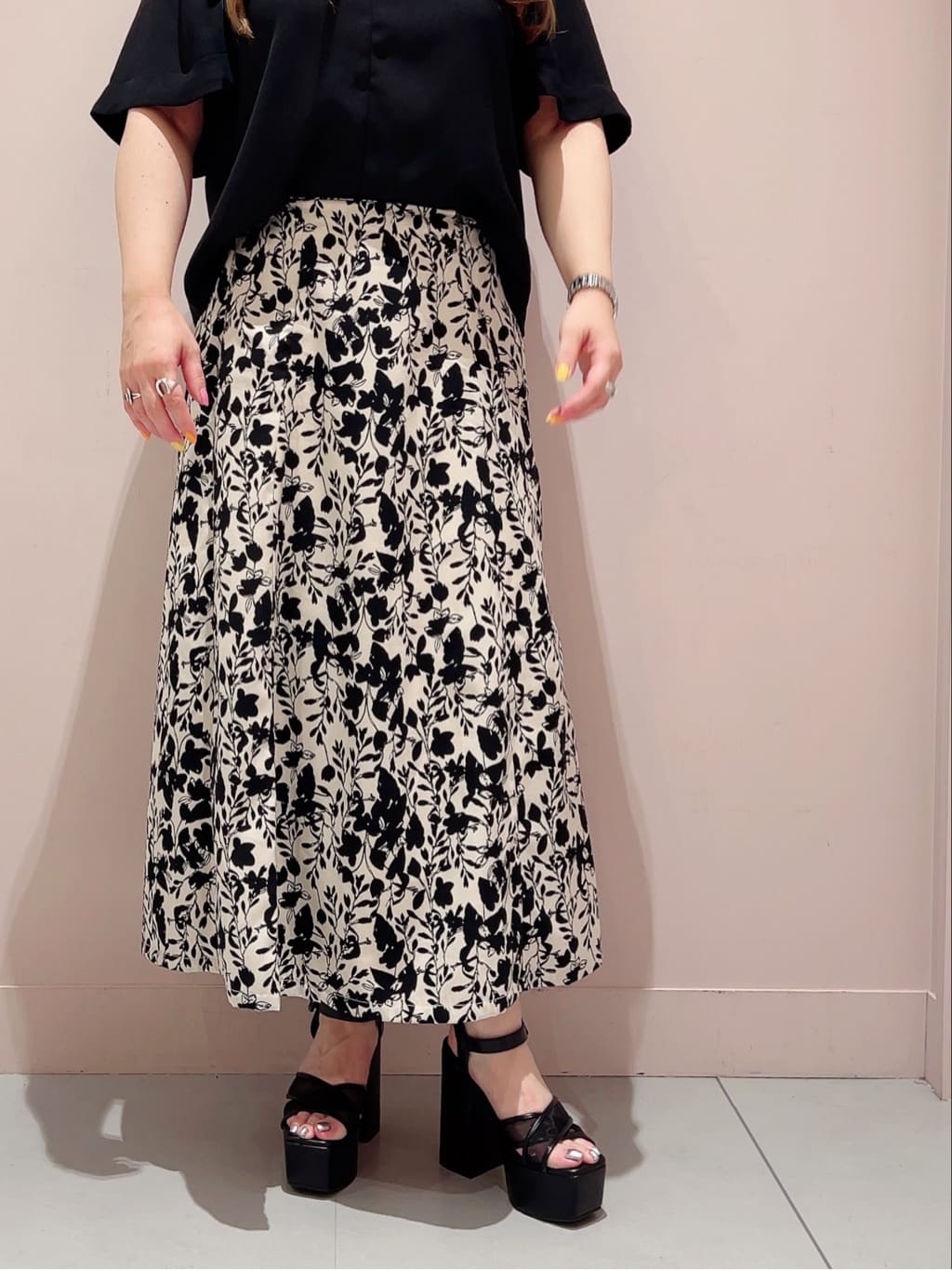 りえさんの「ESPERANZA｜ラク盛り厚底サンダルⅢ」を使ったコーディネート