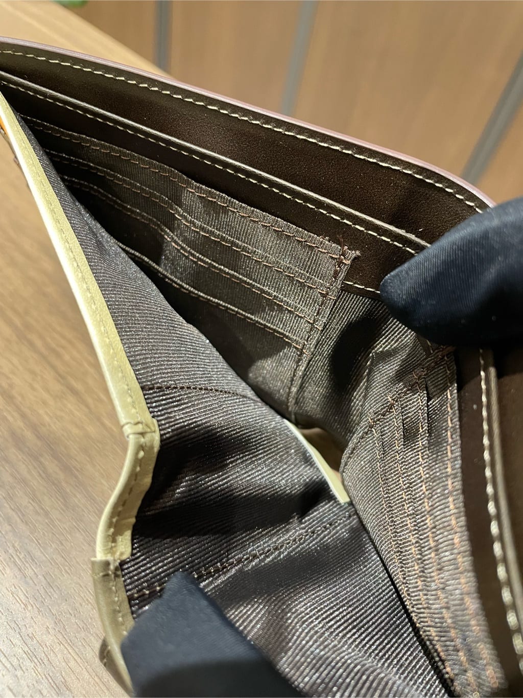 コウノ モトヤさんの「TAKEO KIKUCHI｜アンティーク調レザー 2つ折り財布」を使ったコーディネート