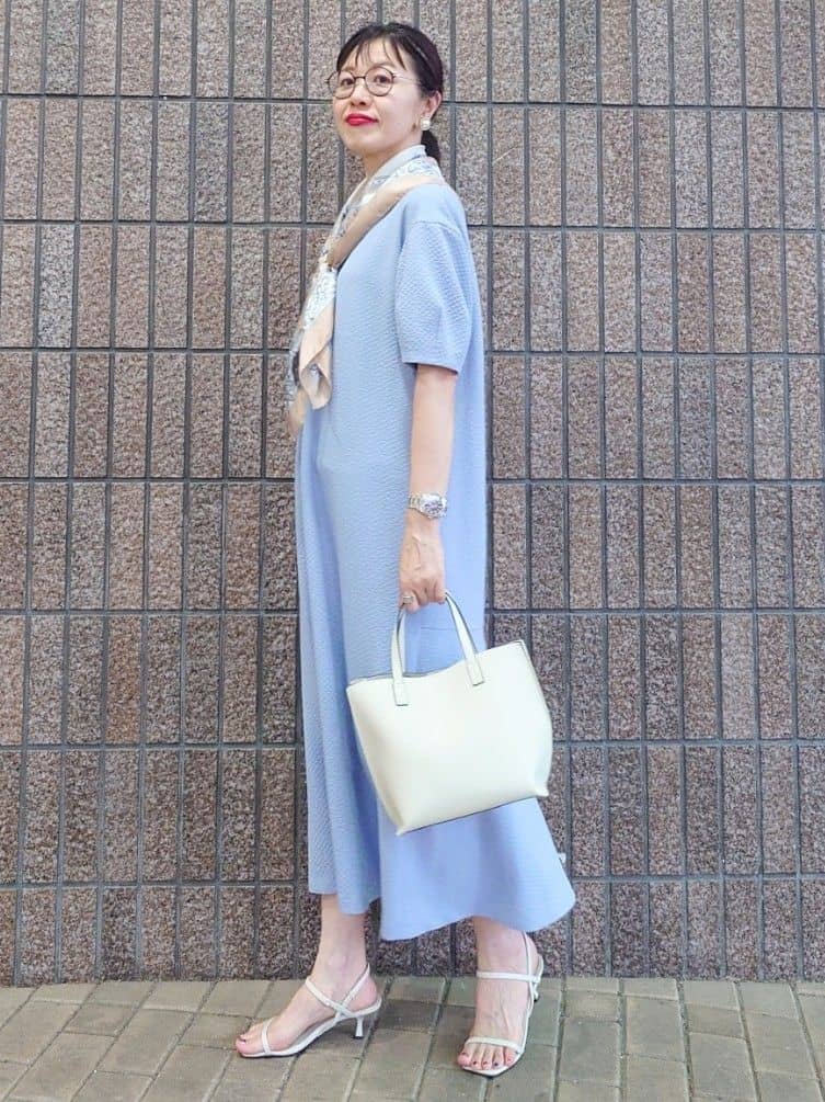MUTSUKOさんの「UNTITLED｜【手洗い／88cm正方形】エンブレムプリントスカーフ」を使ったコーディネート