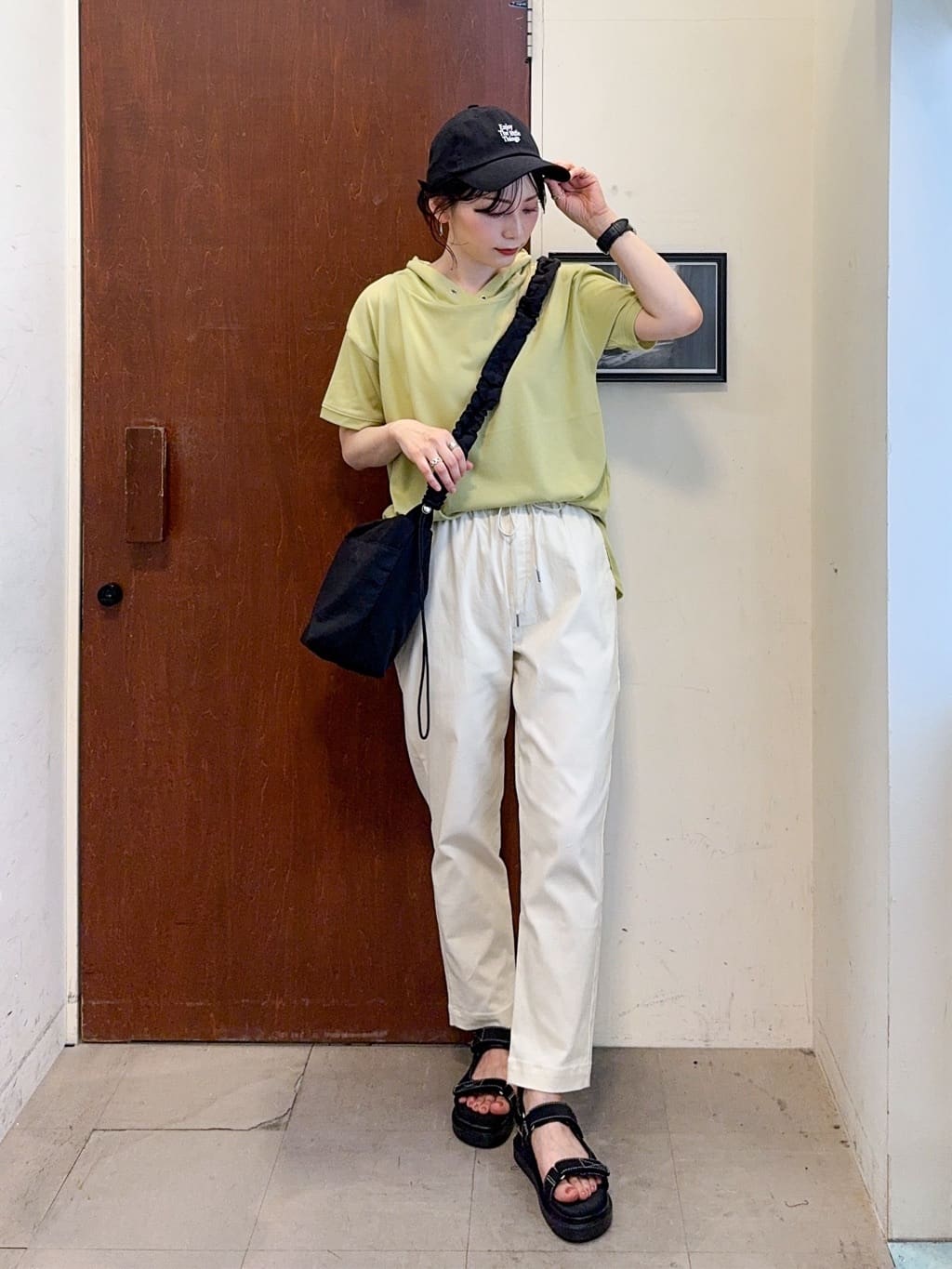 𝐇𝐢𝐫𝐨𝐦𝐢さんの「SHOO･LA･RUE｜【SS-3L/無理せずスリム】 ぐんぐん伸びる イージーテーパードパンツ」を使ったコーディネート
