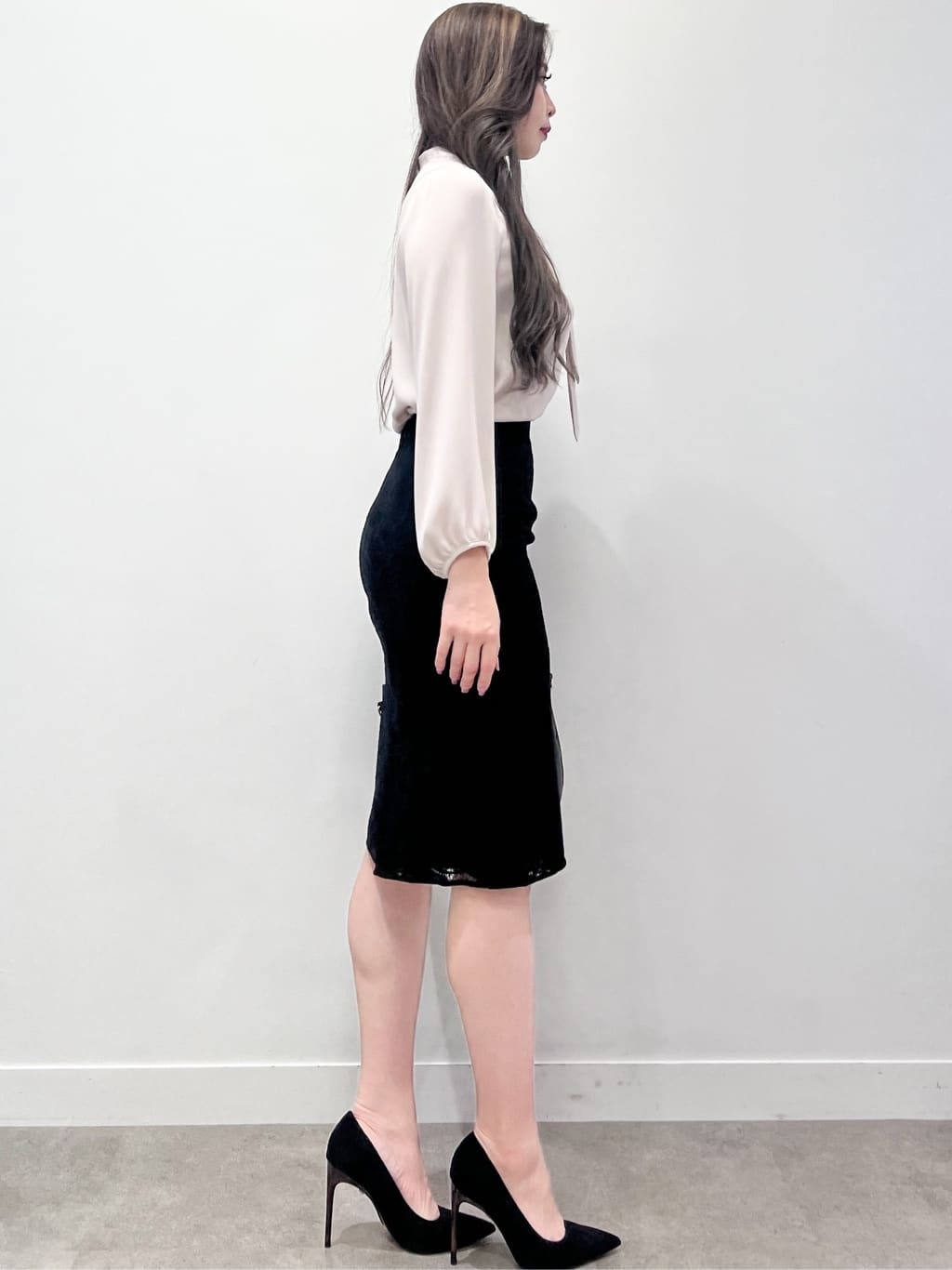 エリカさんの「COUP DE CHANCE｜【一枚着／ジャケットイン】女性らしい細ボウタイブラウス」を使ったコーディネート