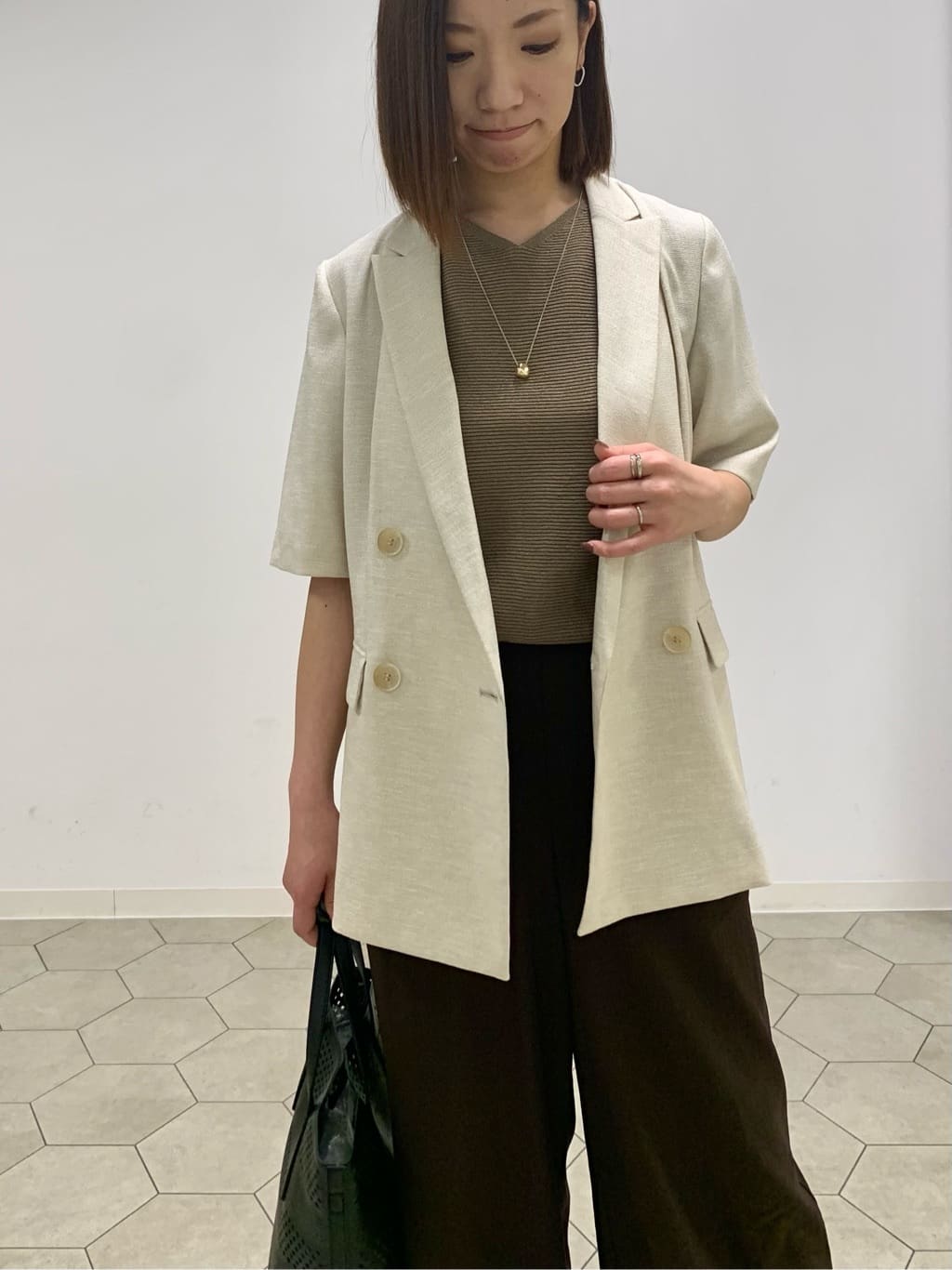 yurinaさんの「INDIVI｜【褒められパンツ／洗える／ウエストゴム】ワイドタックパンツ」を使ったコーディネート