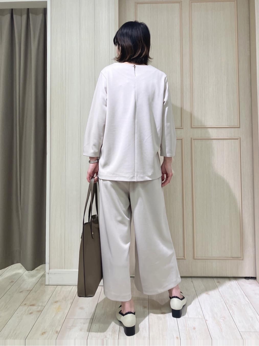 Turnerさんの「SHOO･LA･RUE｜【通勤/デイリー/セットアップ可】マルチに使える カットジョーゼット ワイドパンツ」を使ったコーディネート