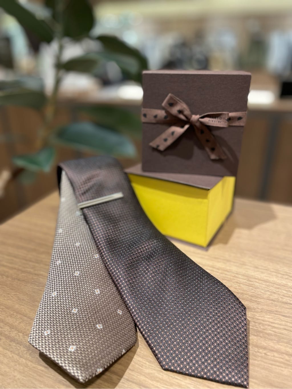 _yone.u_さんの「TAKEO KIKUCHI｜【BOX/LIMITED】フラワードットネクタイ＆タイバーセット」を使ったコーディネート