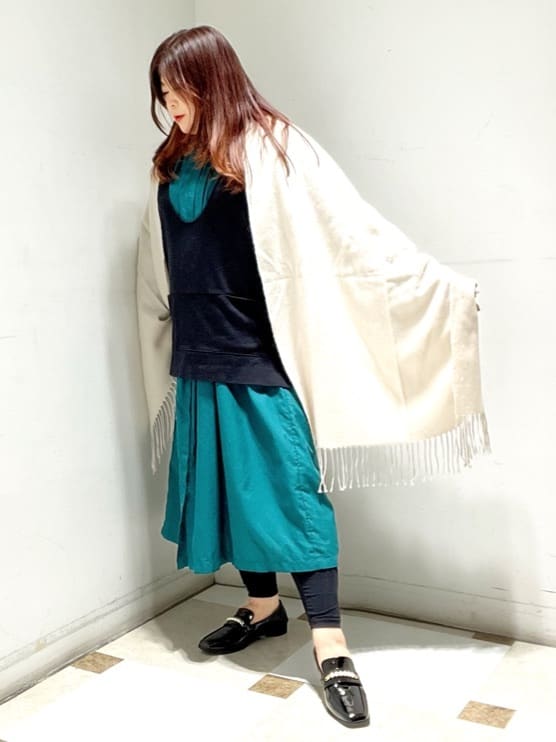 yumiさんの「ESPERANZA｜洗えるシンプルカラーストール 累計販売約5000枚【防寒／マフラー／無地／ギフト】」を使ったコーディネート