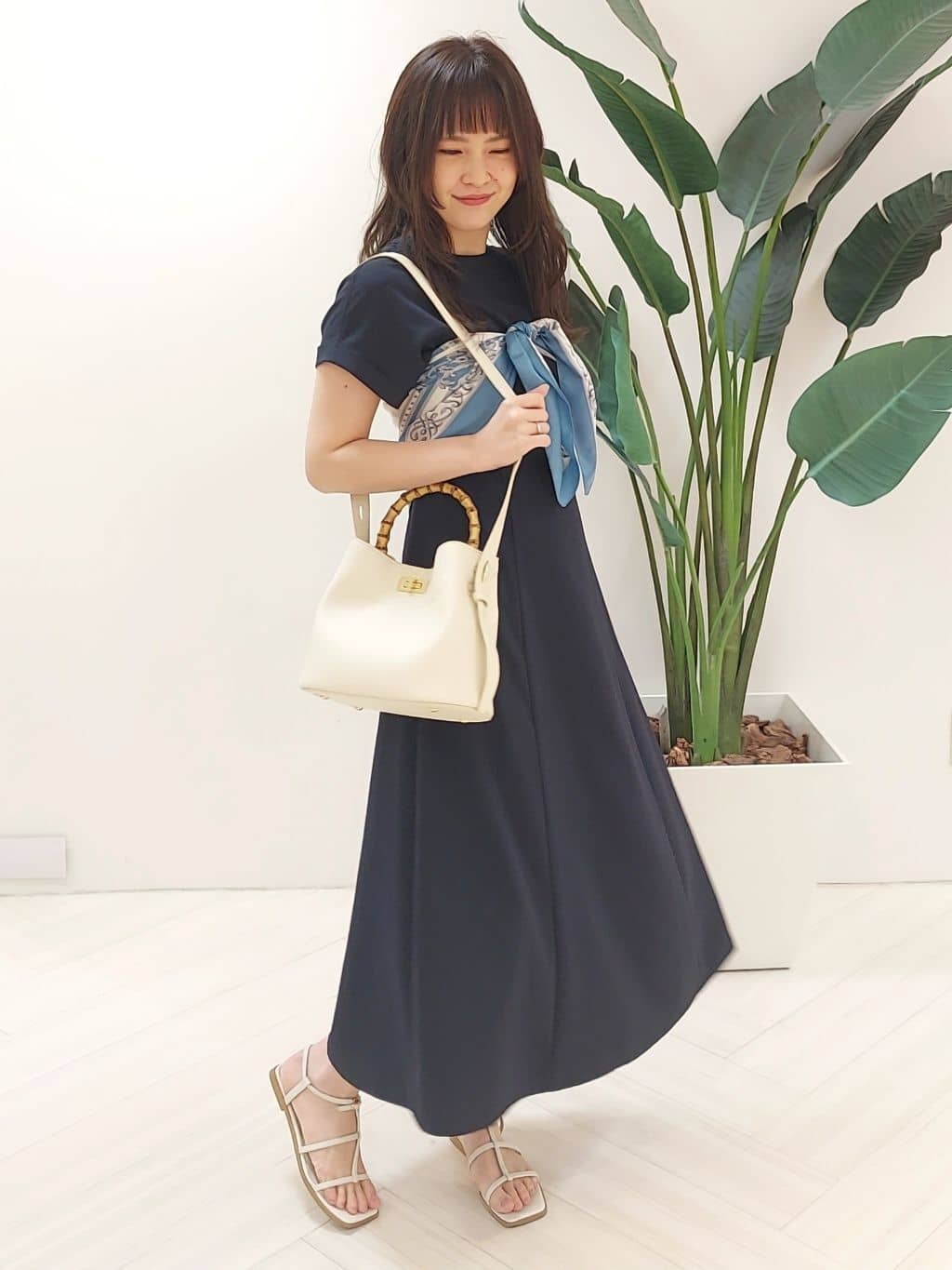 YuKaRiさんの「UNTITLED｜【手洗い／88cm正方形】エンブレムプリントスカーフ」を使ったコーディネート
