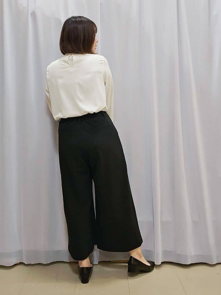 かなさんの「SHOO･LA･RUE｜【通勤/デイリー/セットアップ可】マルチに使える カットジョーゼット ワイドパンツ」を使ったコーディネート