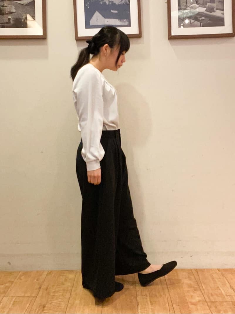 momoさんの「SHOO･LA･RUE｜【通勤/デイリー/セットアップ可】マルチに使える カットジョーゼット ワイドパンツ」を使ったコーディネート
