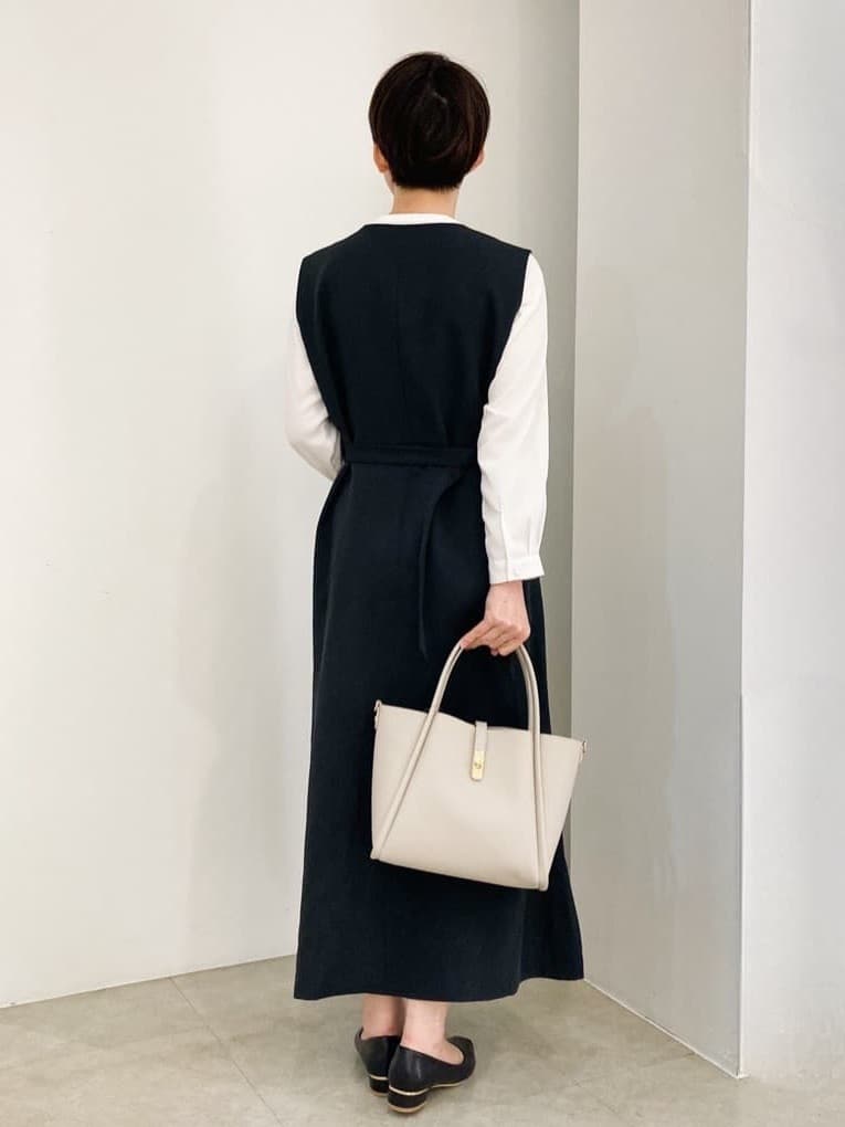 KUROさんの「grove｜【ふわっと心地よい足入れ】やわここち(R)Vカットパンプス」を使ったコーディネート