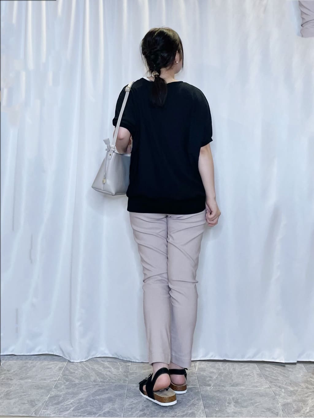 かのさんの「SHOO･LA･RUE｜【SS-3L/無理せずスリム】 ぐんぐん伸びる イージーテーパードパンツ」を使ったコーディネート