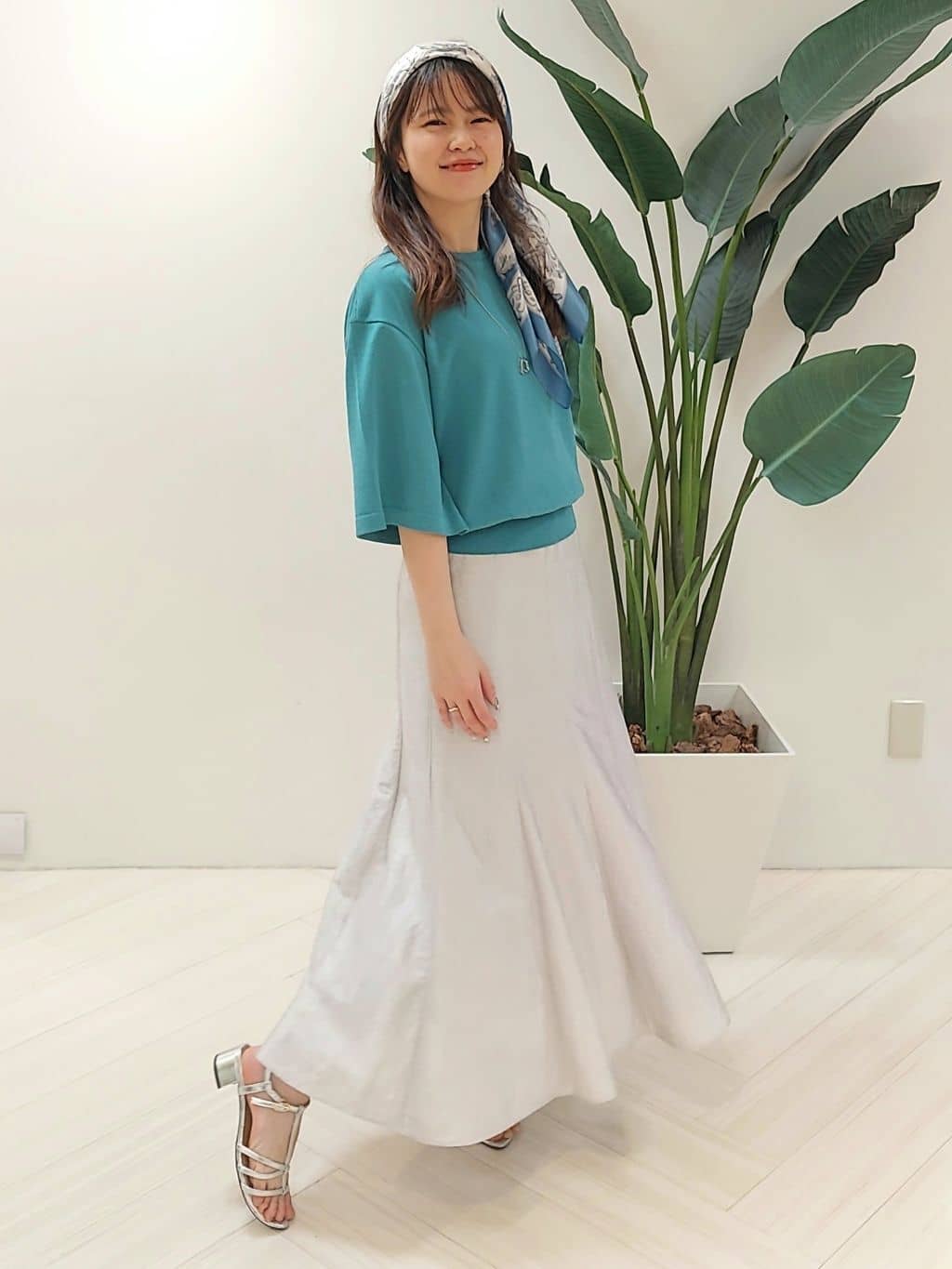 YuKaRiさんの「UNTITLED｜【手洗い／88cm正方形】エンブレムプリントスカーフ」を使ったコーディネート