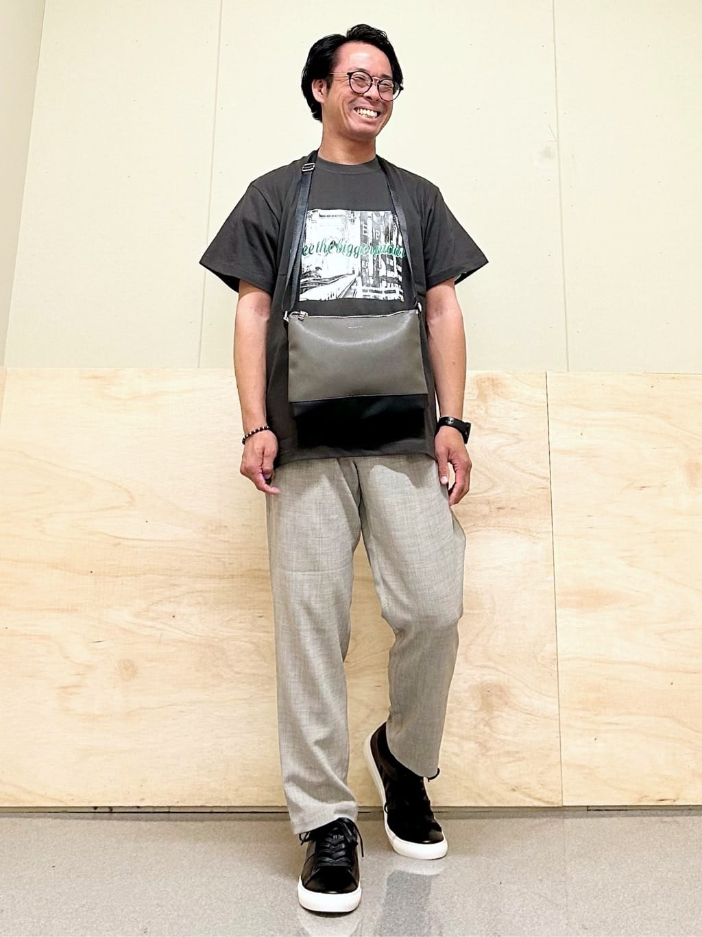 KENJI Iさんの「THE SHOP TK｜サフィアーノミニサコッシュ」を使ったコーディネート