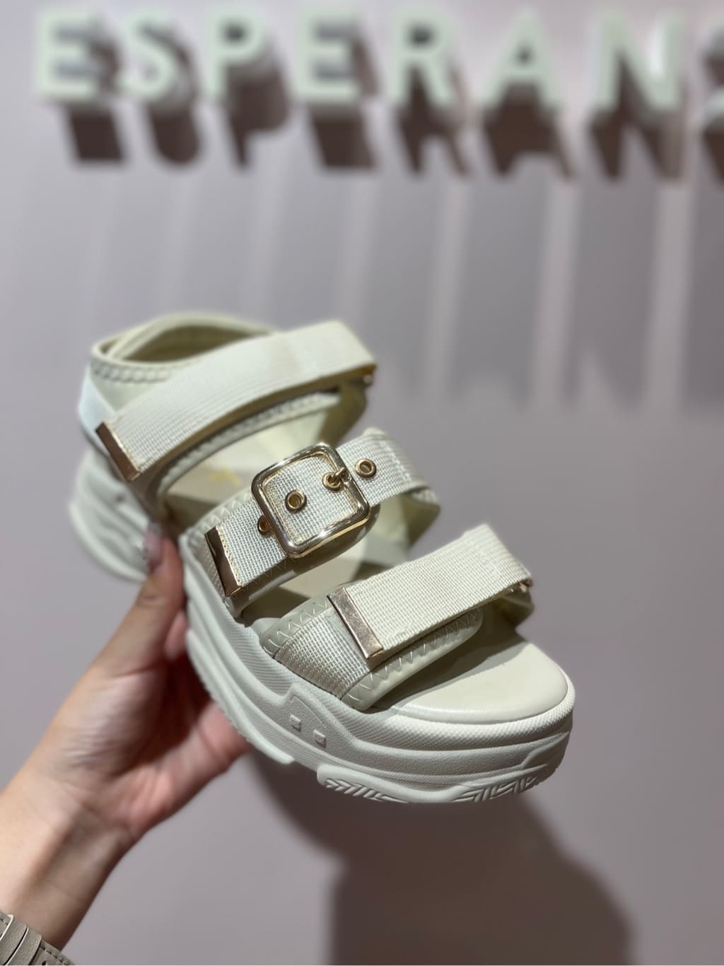 neinaさんの「ESPERANZA｜軽量厚底ソール ゴールドベルトスポーツサンダル」を使ったコーディネート