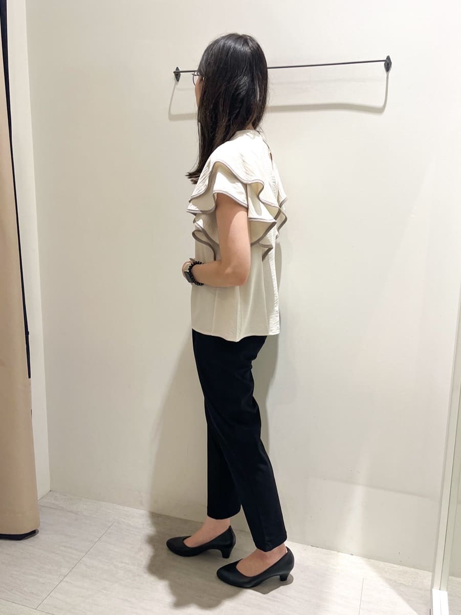 みーちゃんさんの「grove｜【ふわっと心地よい足入れ】やわここち(R)Vカットパンプス」を使ったコーディネート