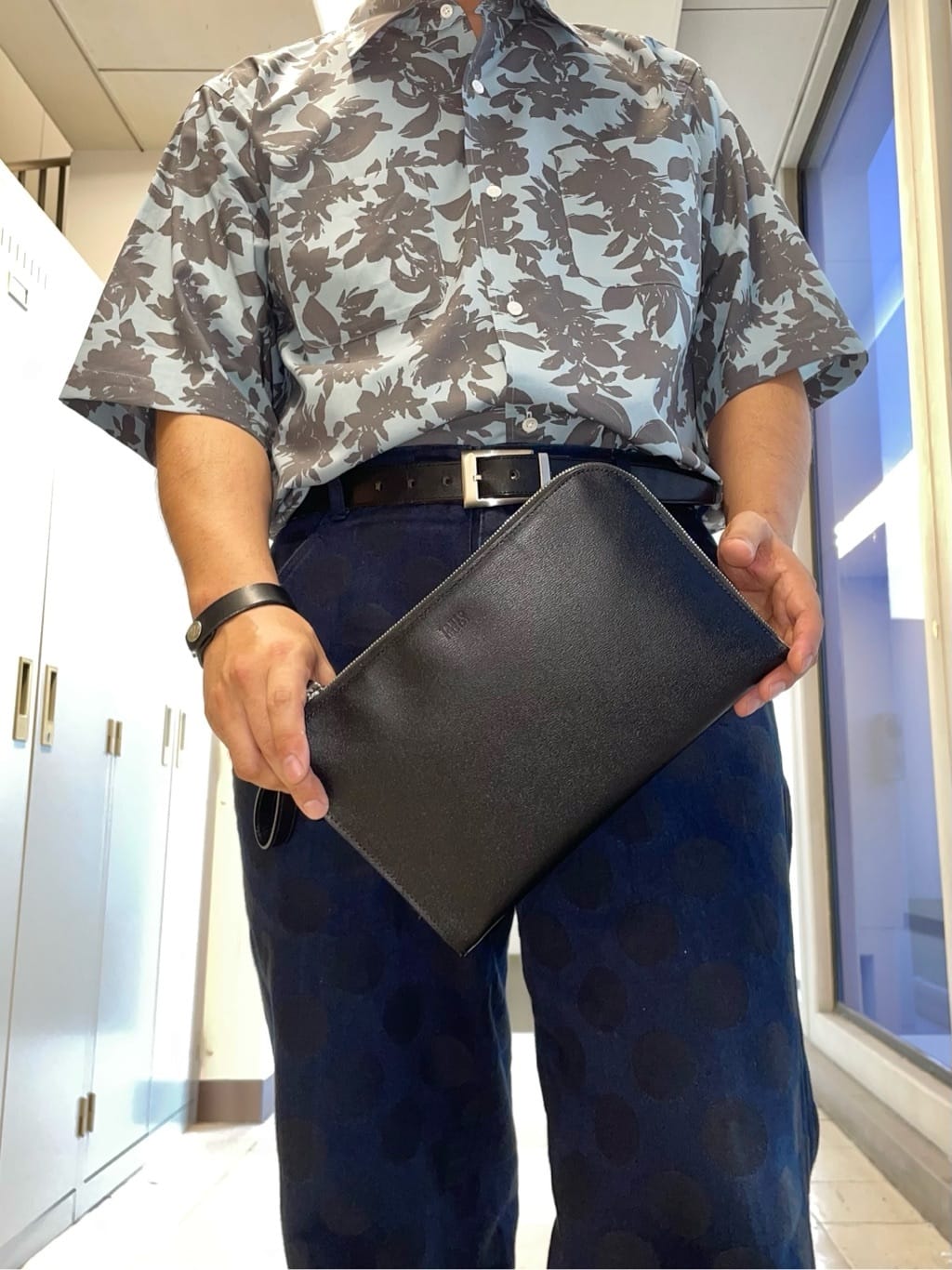 MAKOTO AIさんの「TAKEO KIKUCHI｜【ベーシック】レザー クラッチバッグ」を使ったコーディネート