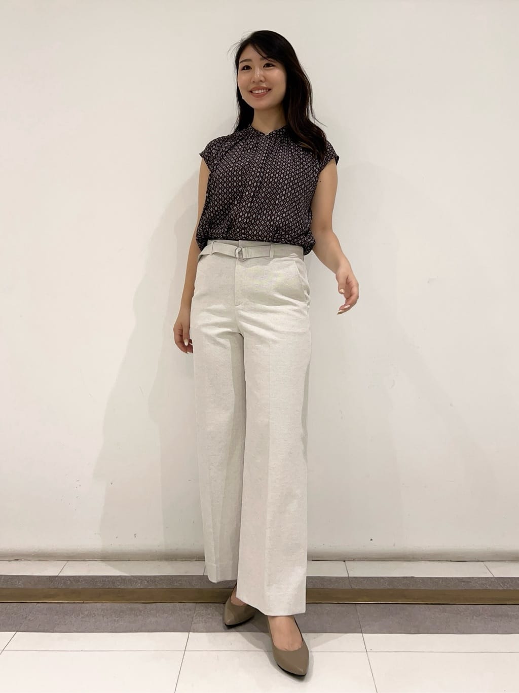 YURIさんの「UNTITLED｜【洗える通勤スーツ】レジェールギャバ　ストレッチカラーレスジャケット」を使ったコーディネート