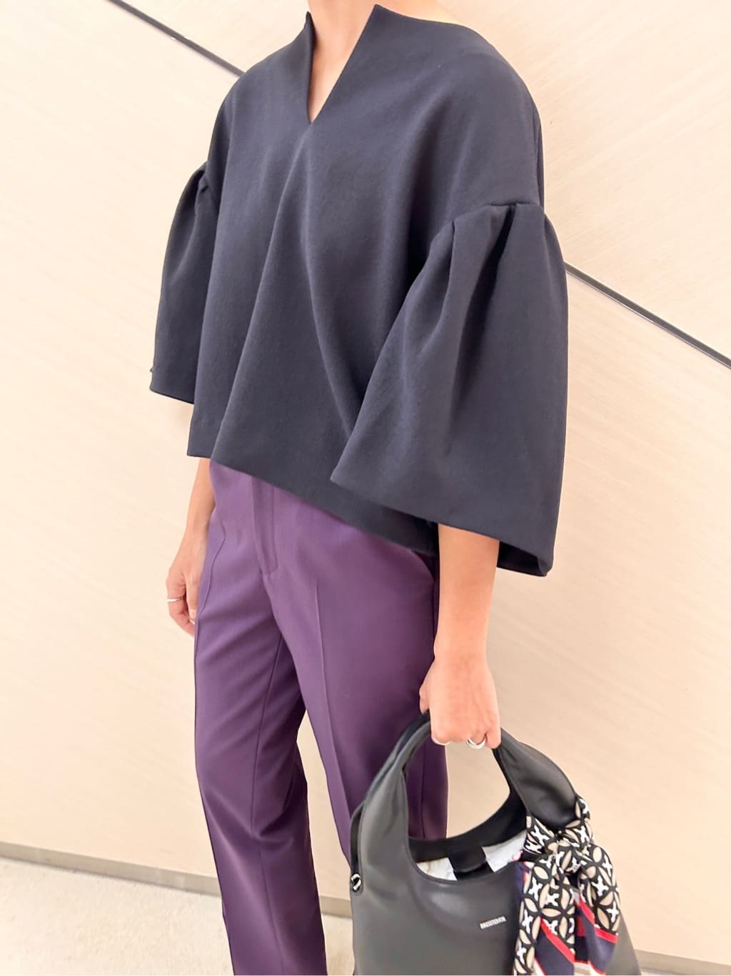 OCHIAIさんの「DRESSTERIOR｜オーバーラップサークルシルクスカーフ」を使ったコーディネート