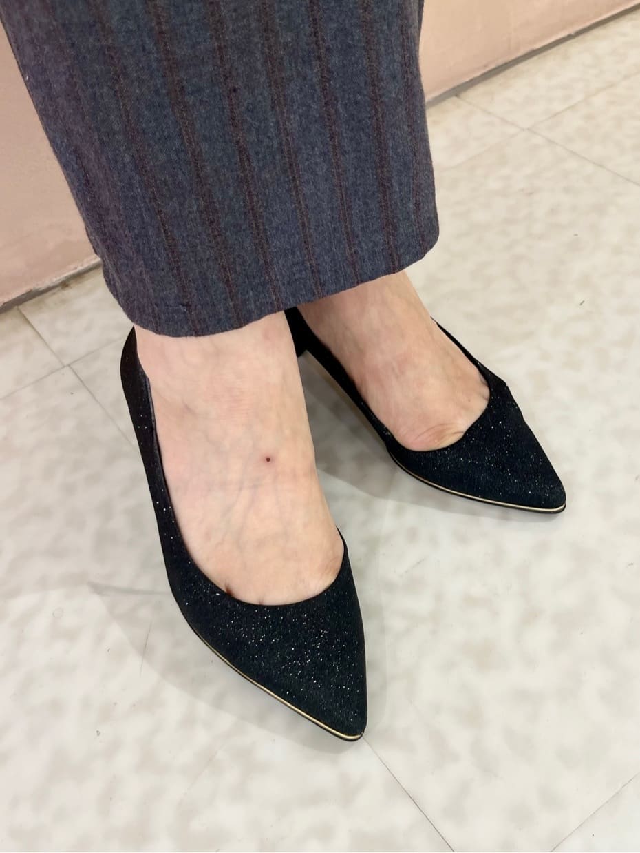 Oさんの「ESPERANZA｜履きやすいパンプスヒール約5.5cm/グリッター」を使ったコーディネート