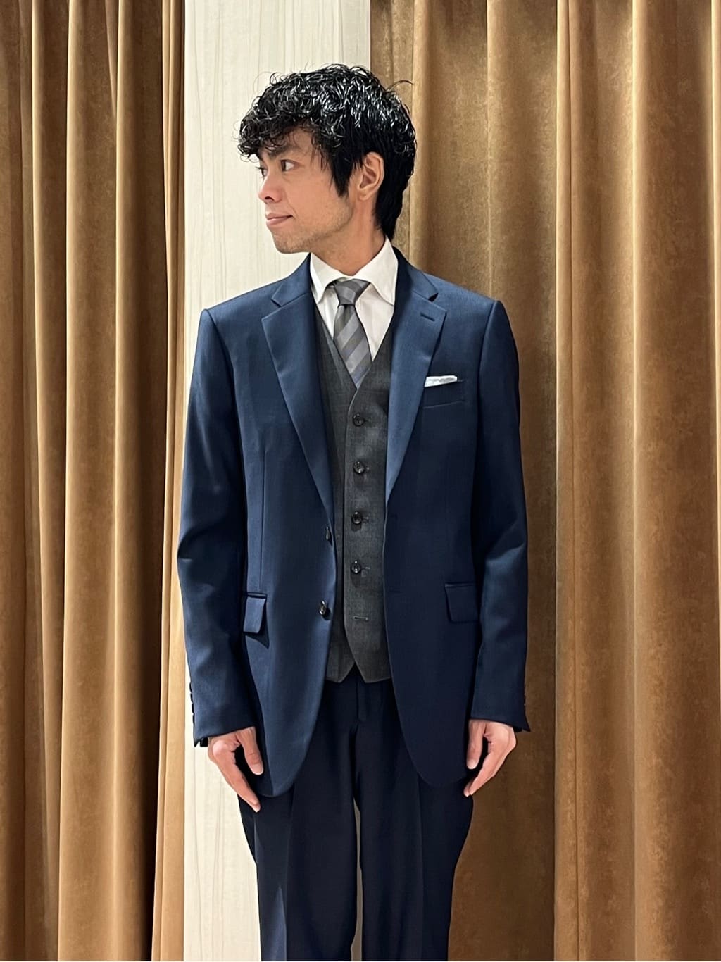 URAさんの「TAKEO KIKUCHI｜【Three by Three】シャイニーシャークピンヘッド スーツ/3ピース対応可」を使ったコーディネート