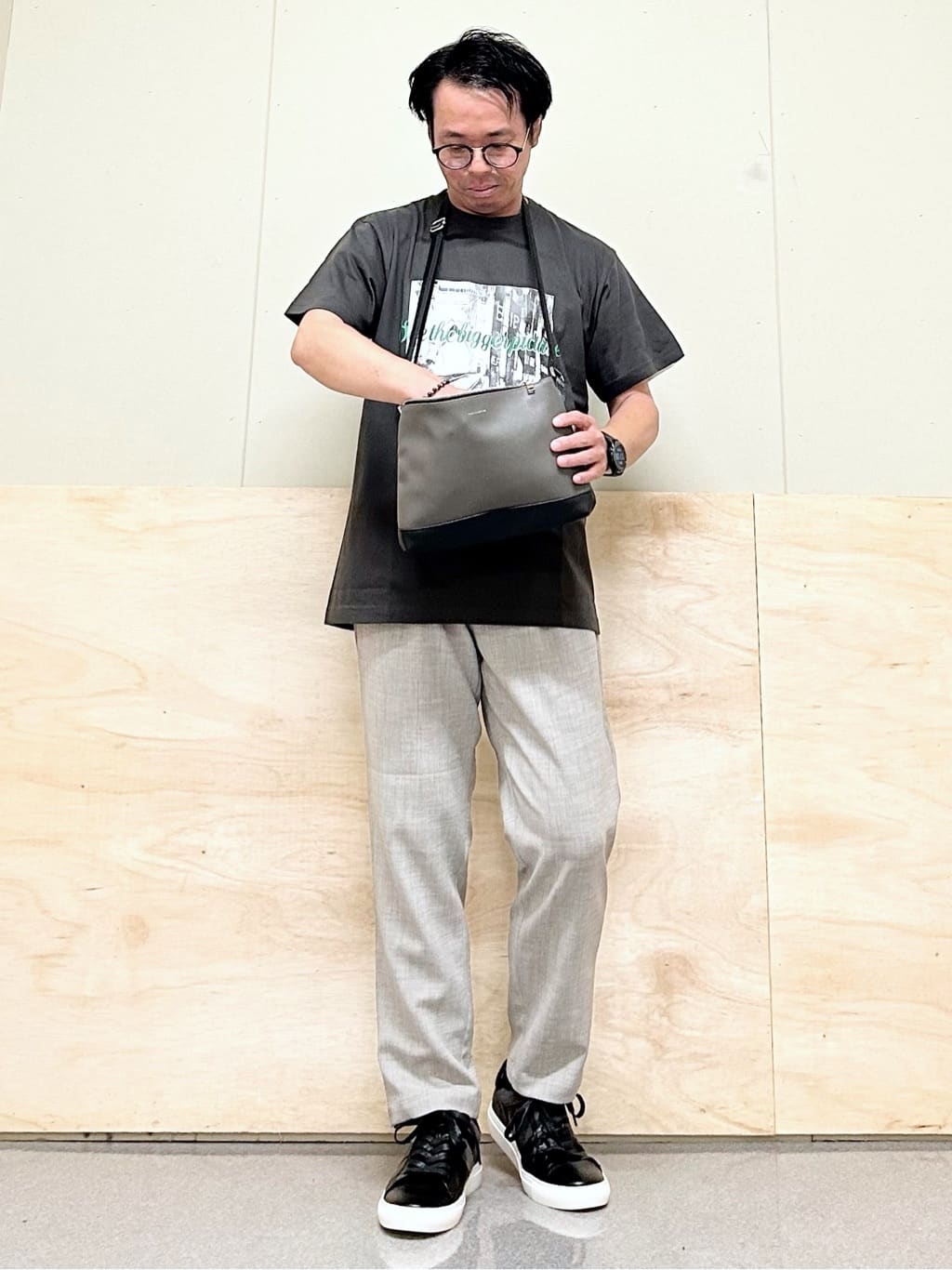 KENJI Iさんの「THE SHOP TK｜サフィアーノミニサコッシュ」を使ったコーディネート