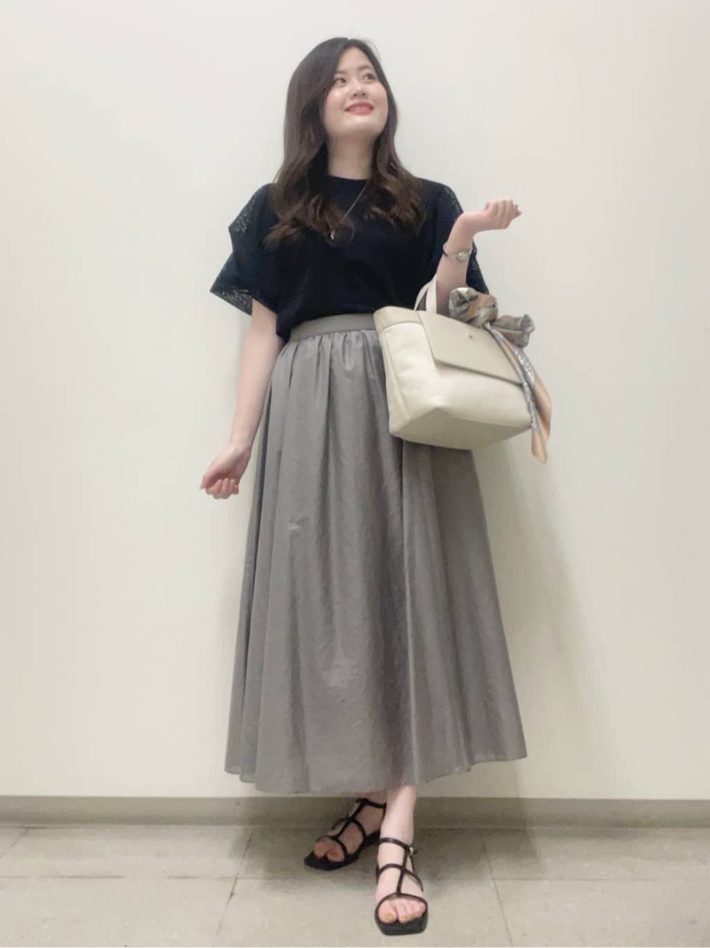 moeさんの「UNTITLED｜【手洗い／88cm正方形】エンブレムプリントスカーフ」を使ったコーディネート