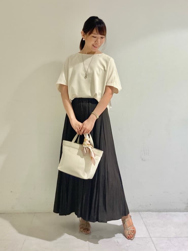 erikoさんの「UNTITLED｜【手洗い／58cm正方形】ベルトプリントスカーフ」を使ったコーディネート