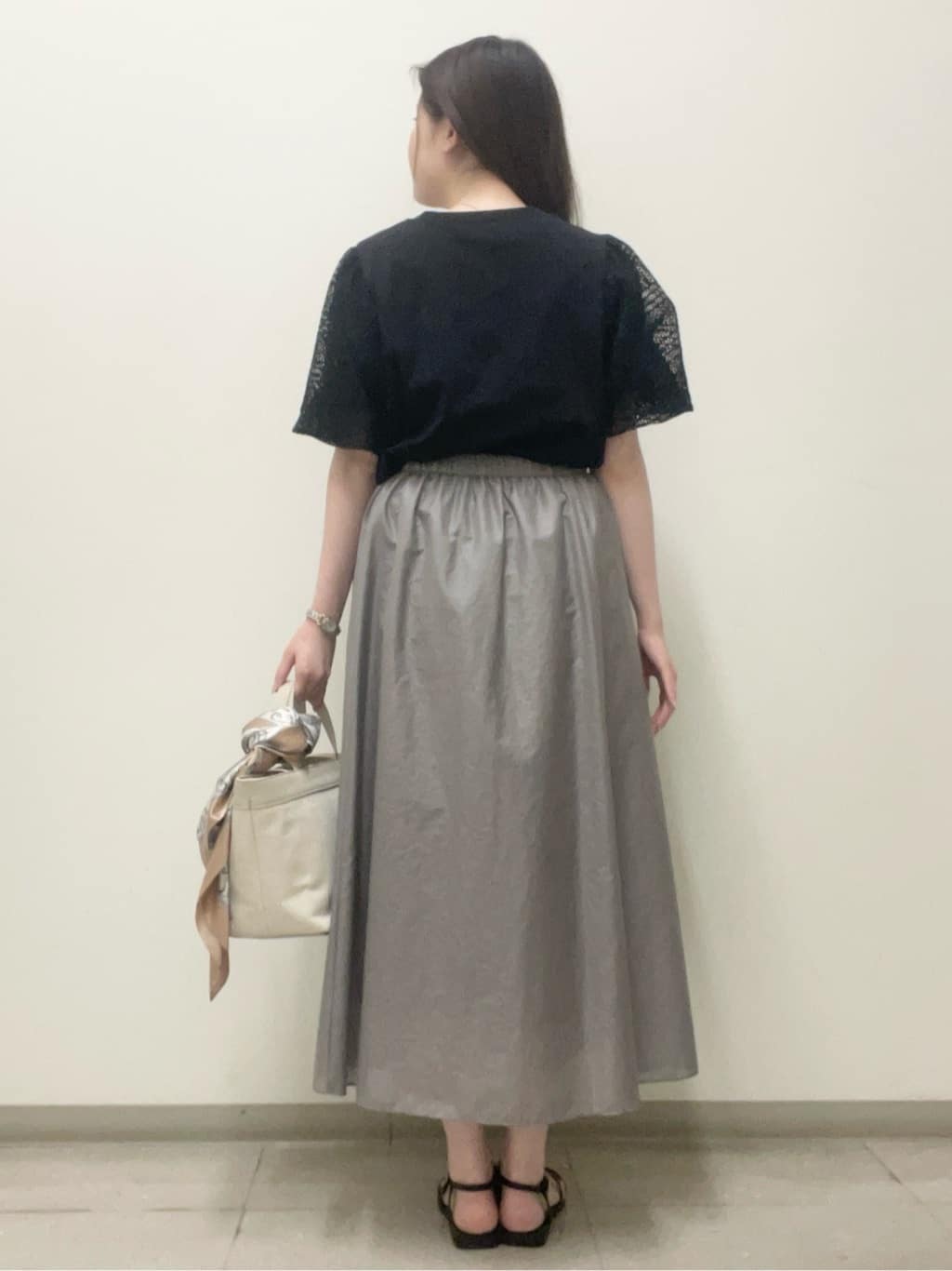 moeさんの「UNTITLED｜【手洗い／88cm正方形】エンブレムプリントスカーフ」を使ったコーディネート