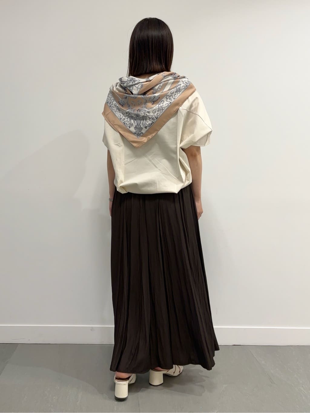 モエカさんの「UNTITLED｜【手洗い／88cm正方形】エンブレムプリントスカーフ」を使ったコーディネート