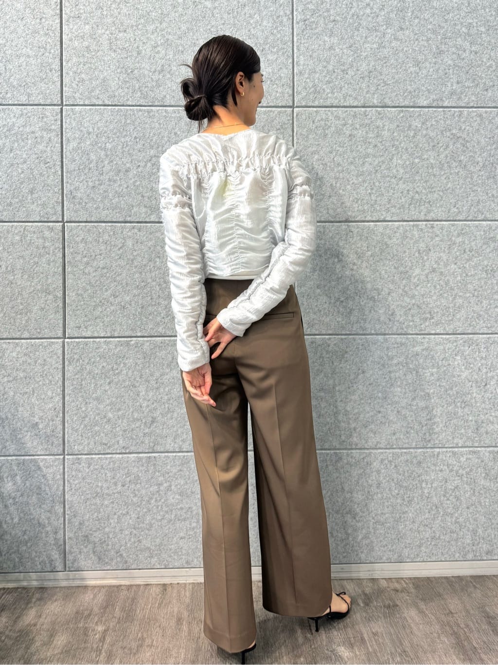 uchi__yamaさんの「CODE A｜gathered shiny blouse」を使ったコーディネート