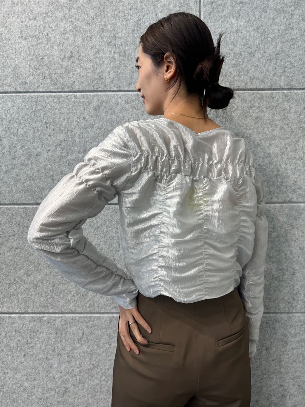 uchi__yamaさんの「CODE A｜gathered shiny blouse」を使ったコーディネート