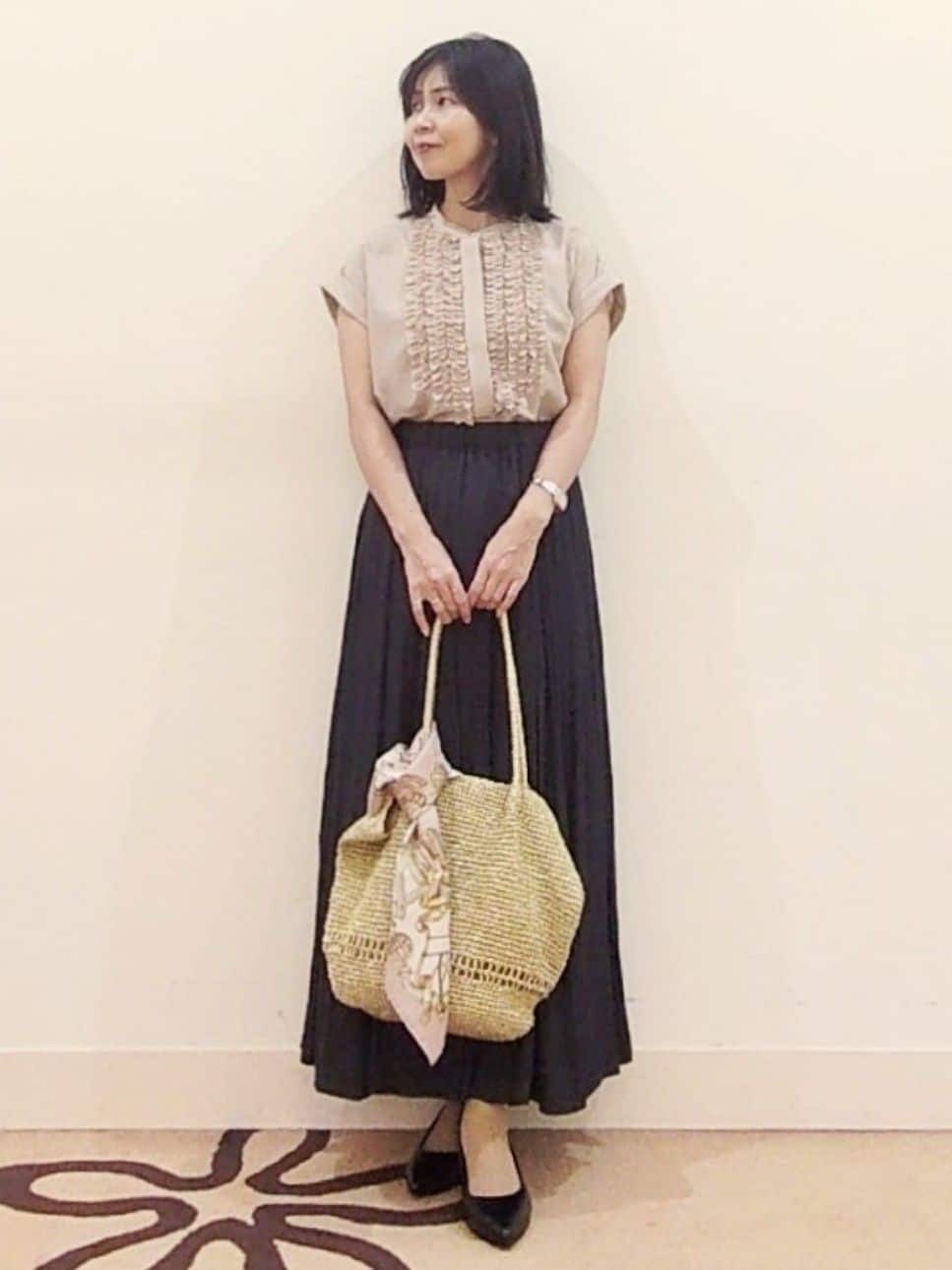laverさんの「UNTITLED｜【手洗い／88cm正方形】エンブレムプリントスカーフ」を使ったコーディネート