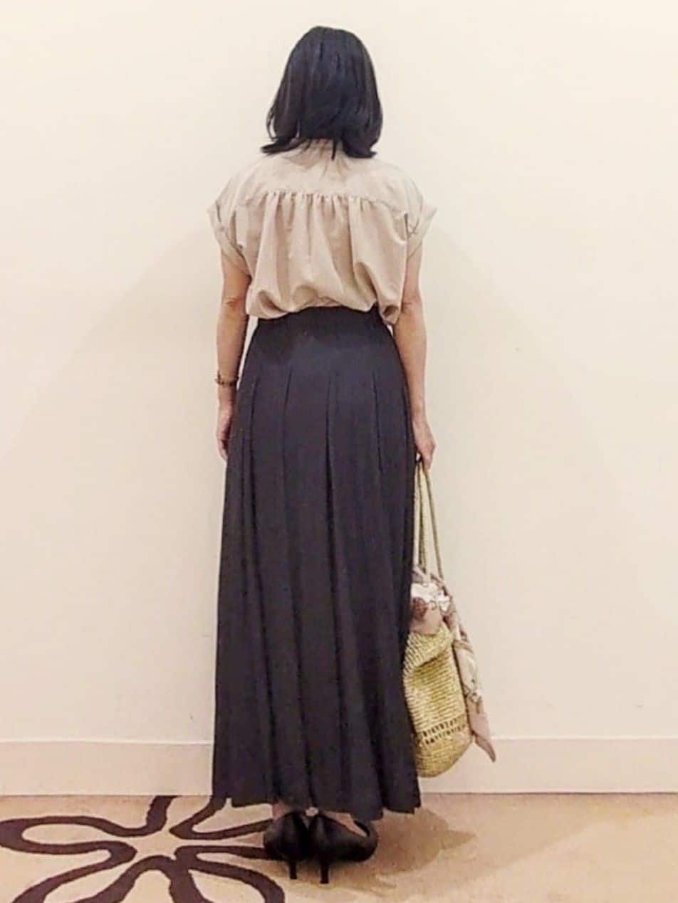laverさんの「UNTITLED｜【手洗い／88cm正方形】エンブレムプリントスカーフ」を使ったコーディネート