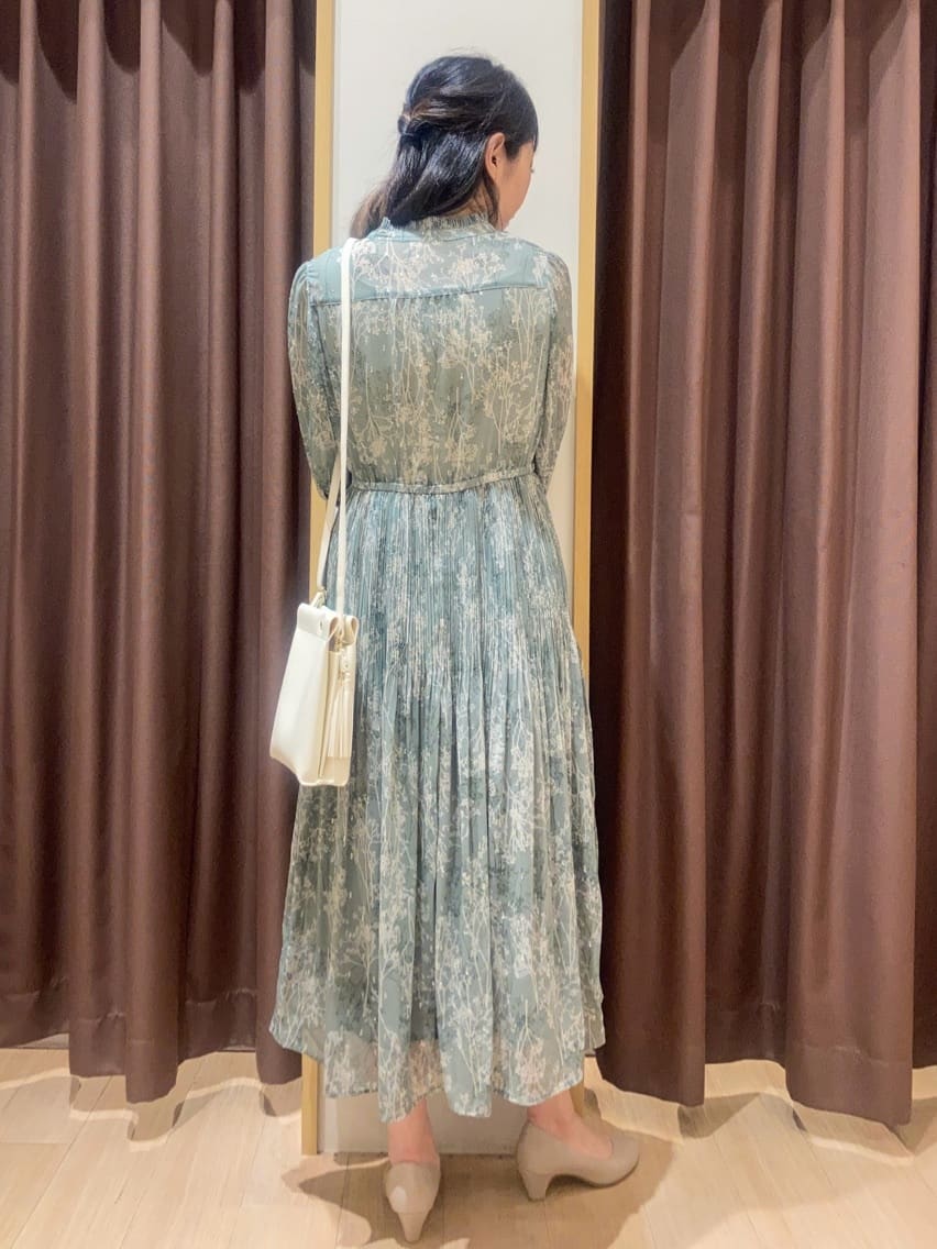 すーさんの「grove｜【ふわっと心地よい足入れ】やわここち(R)Vカットパンプス」を使ったコーディネート