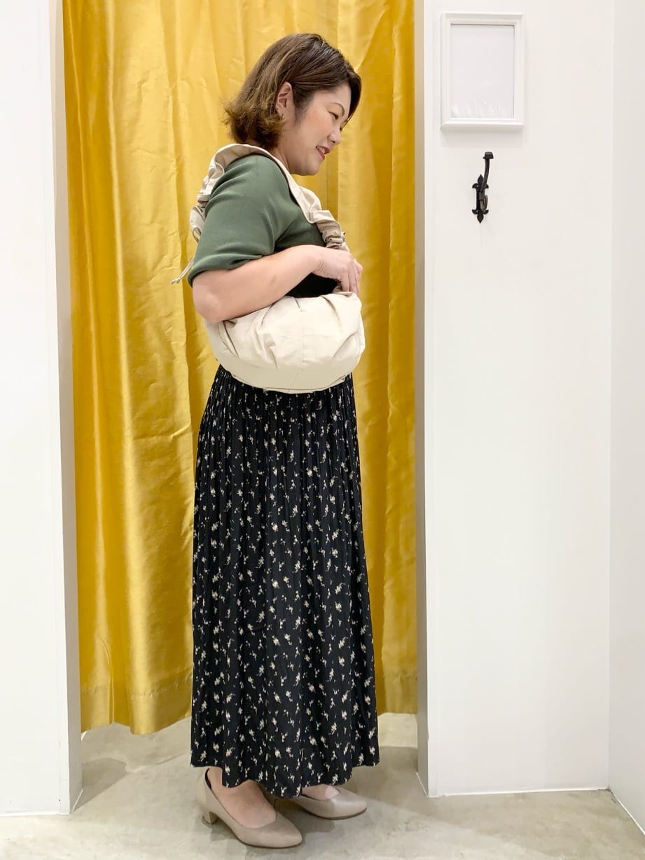 みいちゃんさんの「grove｜【ふわっと心地よい足入れ】やわここち(R)Vカットパンプス」を使ったコーディネート